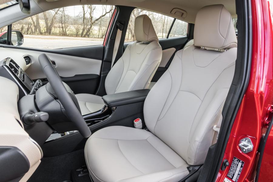 Интерьер Toyota Prius XLE AWD-e 2019 года  (NA) (фото 9 из 40)